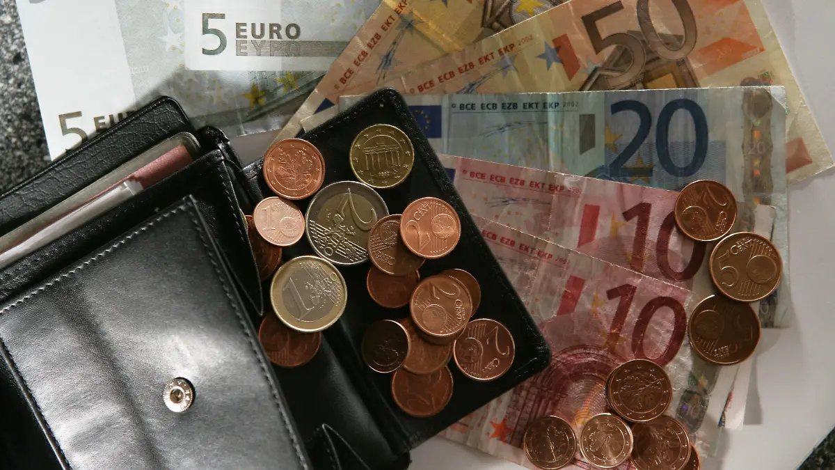 ARCHIV - Eine geöffnete Brieftasche liegt am 19.12.2006 in Schwerin auf einem Tisch. Die Deutschen häufen immer mehr Geld an. Im zweiten Quartal 2012 stieg das Geldvermögen der privaten Haushalte auf die Rekordhöhe von 4811 Milliarden Euro. Foto: Jens Büttner/dpa (zu dpa:«Deutsche immer reicher - Kursverluste schmälern Vermögensplus» vom 29.10.2012) +++(c) dpa - Bildfunk+++