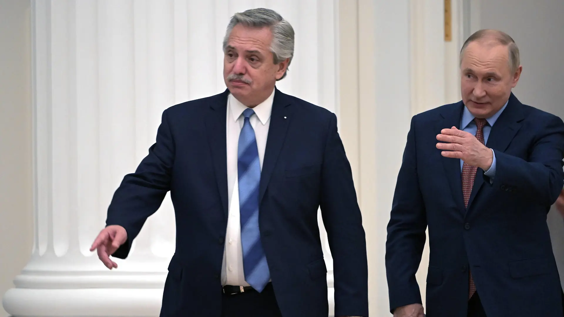 Russia Argentina 6753940 03.02.2022 Argentinian President Alberto Fernandez, left, and Russian President Vladimir Putin arrive for a joint news conference following their meeting at Kremlin, in Moscow, Russia. Sergey Guneev / Sputnik Moscow Russia PUBLICATIONxINxGERxSUIxAUTxONLY Copyright: xSergeyxGuneevx