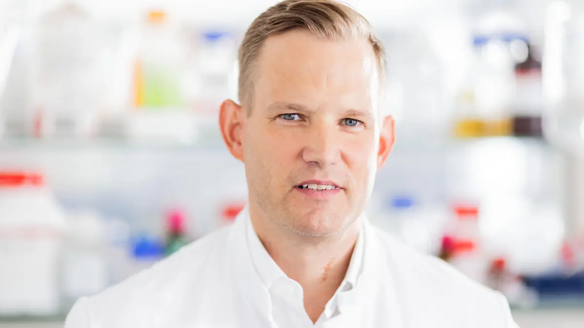 ARCHIV - 04.10.2021, Nordrhein-Westfalen, Bonn: Hendrik Streeck, Direktor des Instituts für Virologie an der Uniklinik Bonn, steht in einem Labor seines Institutes. Der Virologe rechnet mit einem Anstieg von Infektionserkrankungen, wenn im Winter viele Menschen gemeinsam die Spiele der Fußball-Weltmeisterschaft in Katar verfolgen. (zu dpa: «Virologe Streeck rechnet mit Anstieg von Infektionen nach WM-Spielen») Foto: Rolf Vennenbernd/dpa +++ dpa-Bildfunk +++