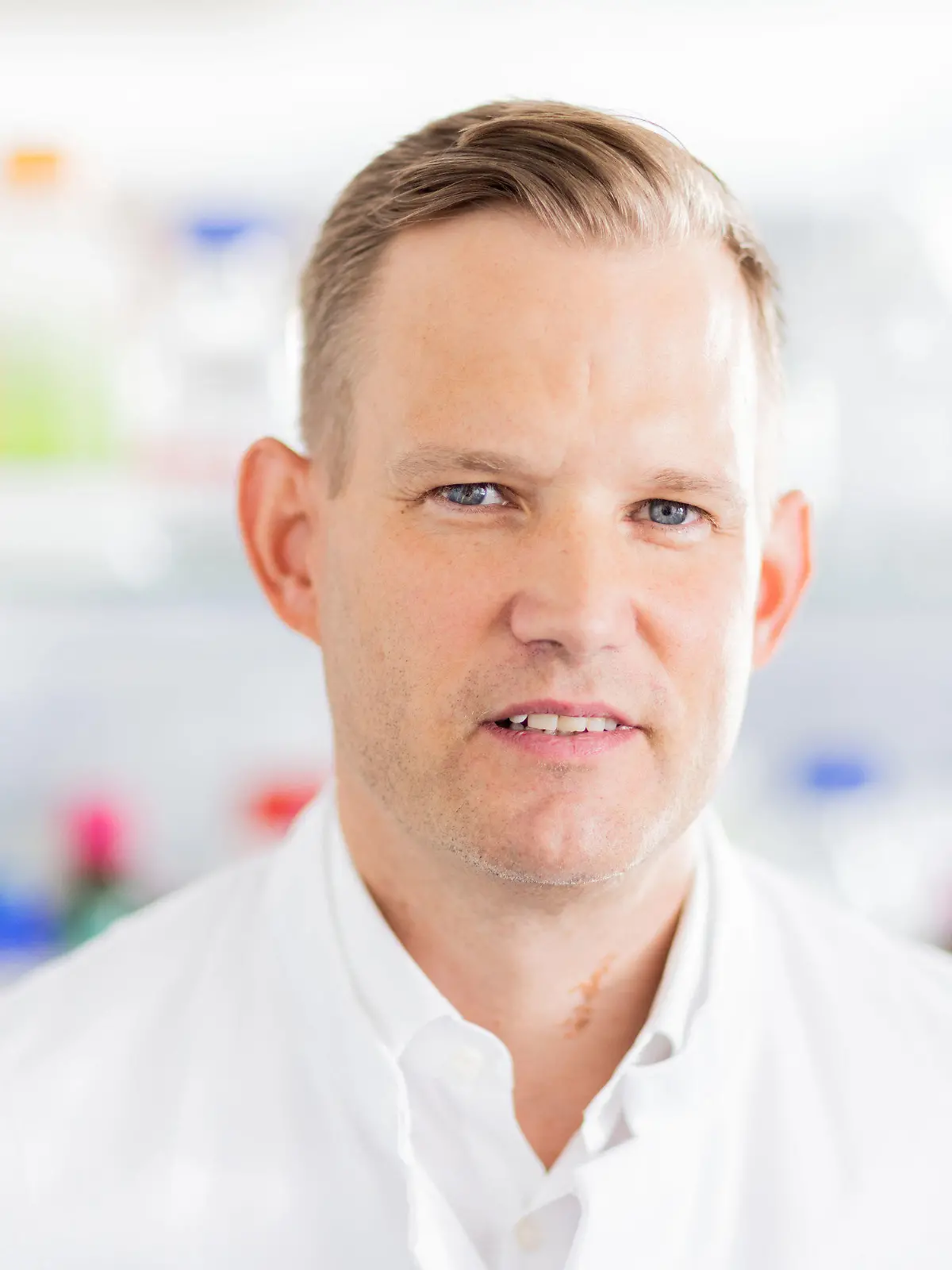 ARCHIV - 04.10.2021, Nordrhein-Westfalen, Bonn: Hendrik Streeck, Direktor des Instituts für Virologie an der Uniklinik Bonn, steht in einem Labor seines Institutes. Der Virologe rechnet mit einem Anstieg von Infektionserkrankungen, wenn im Winter viele Menschen gemeinsam die Spiele der Fußball-Weltmeisterschaft in Katar verfolgen. (zu dpa: «Virologe Streeck rechnet mit Anstieg von Infektionen nach WM-Spielen») Foto: Rolf Vennenbernd/dpa +++ dpa-Bildfunk +++