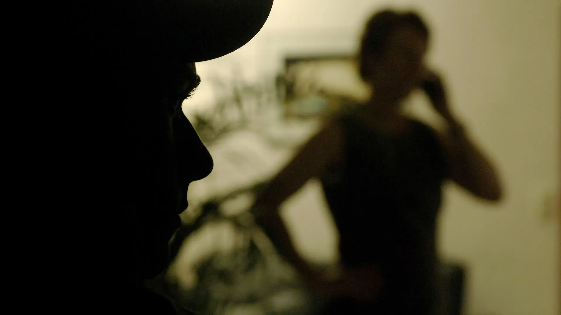Ein Stalker beobachtet eine Frau beim Telefonieren (Symbolfoto zum Thema Stalking vom 16.02.2007). Die Formen des Stalking sind vielfältig. Manche Opfer werden mit Telefonterror rund um die Uhr überzogen, andere werden Tag und Nacht von ihren Peinigern beobachtet. Mit einer neuen Strafvorschrift soll nun das Kriminalitätsphänomen bekämpft werden. Foto: Frank Kleefeldt +++(c) dpa - Report+++
