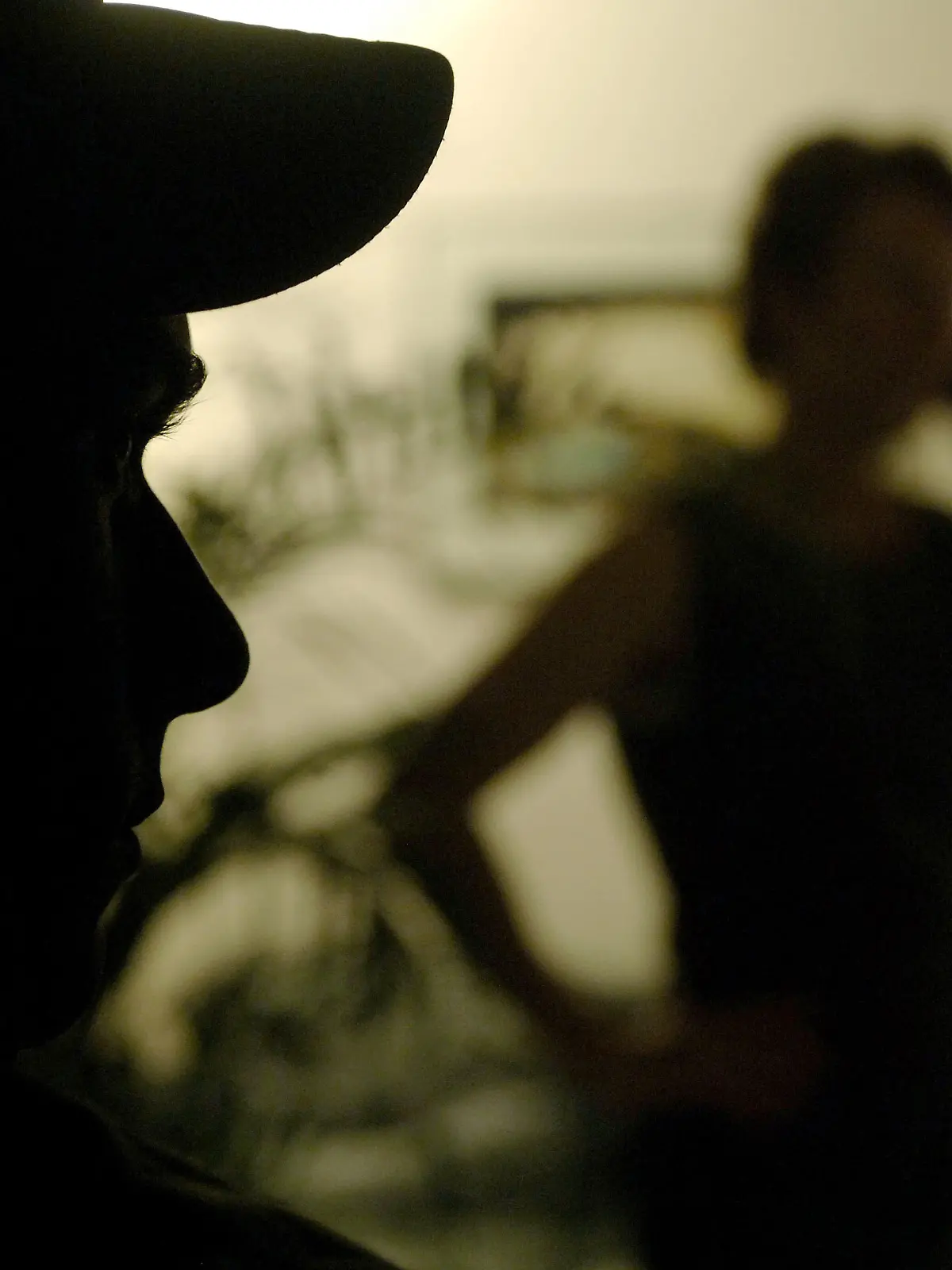Ein Stalker beobachtet eine Frau beim Telefonieren (Symbolfoto zum Thema Stalking vom 16.02.2007). Die Formen des Stalking sind vielfältig. Manche Opfer werden mit Telefonterror rund um die Uhr überzogen, andere werden Tag und Nacht von ihren Peinigern beobachtet. Mit einer neuen Strafvorschrift soll nun das Kriminalitätsphänomen bekämpft werden. Foto: Frank Kleefeldt  +++(c) dpa - Report+++