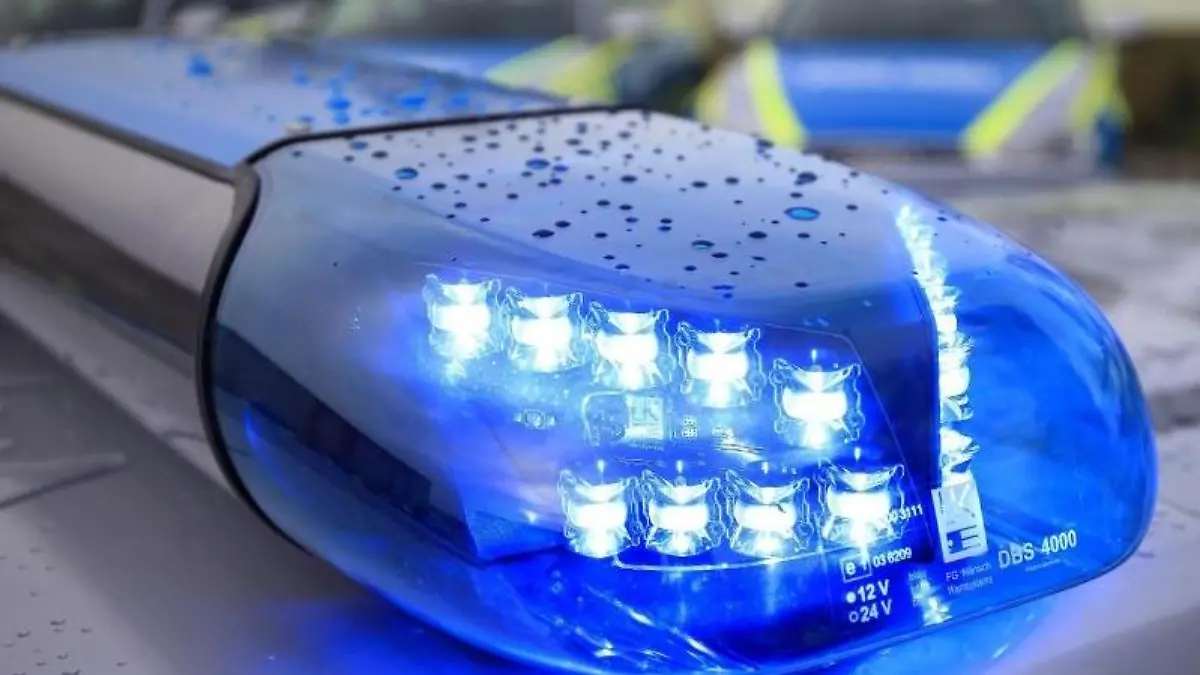 Die Polizei hat sich eine Verfolgungsjagd mit einem Autodieb geliefert. Foto: Jens Wolf/Archiv