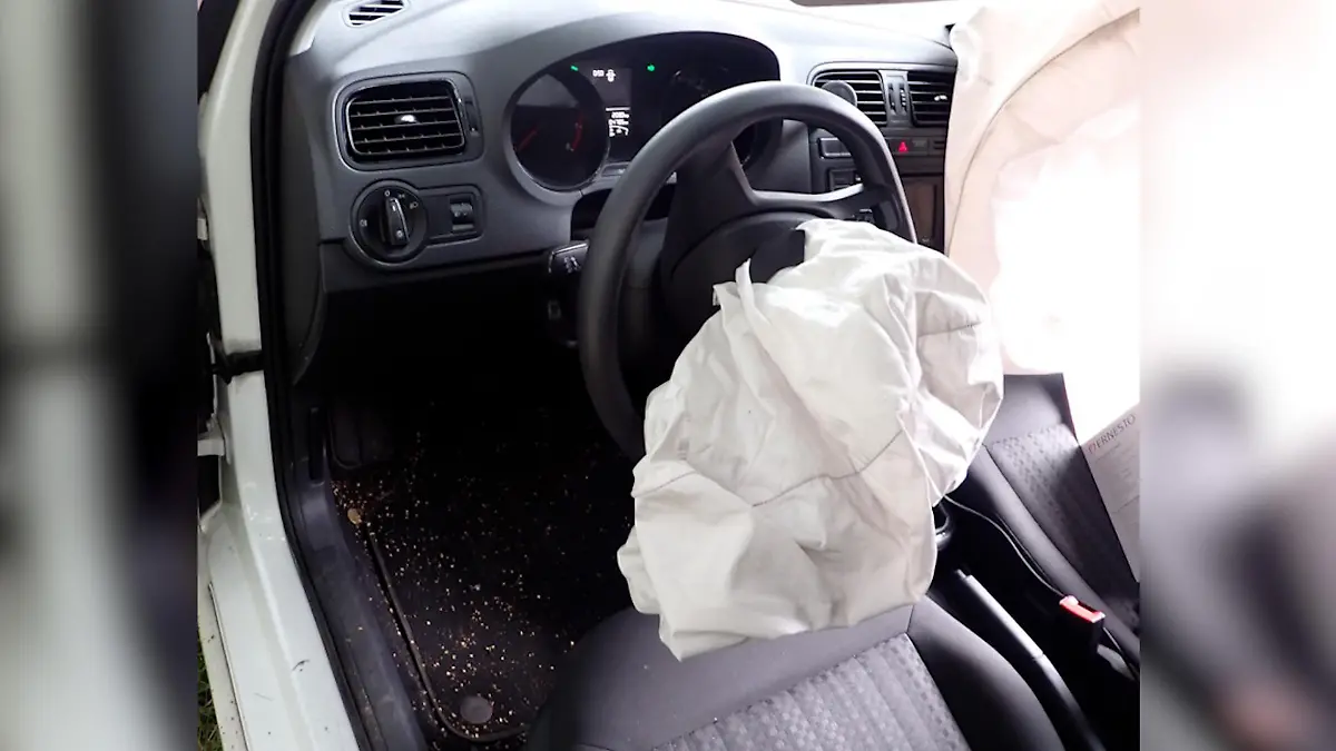Das Foto zeigt die Innenansicht des Unfallautos mit ausgelösten, weißen Airbags. Das Fahrzeug ist leer.