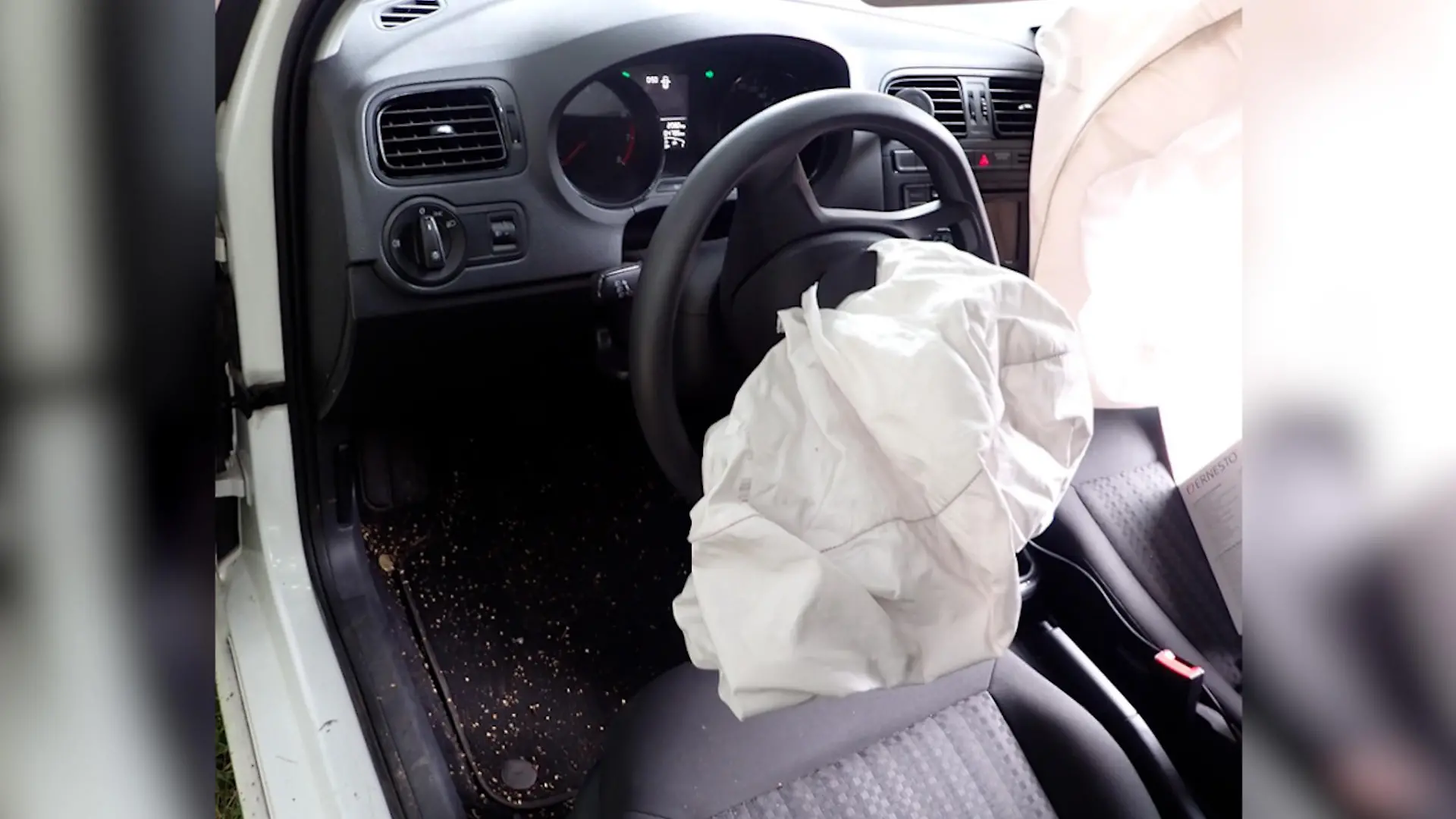 Das Foto zeigt die Innenansicht des Unfallautos mit ausgelösten, weißen Airbags. Das Fahrzeug ist leer.