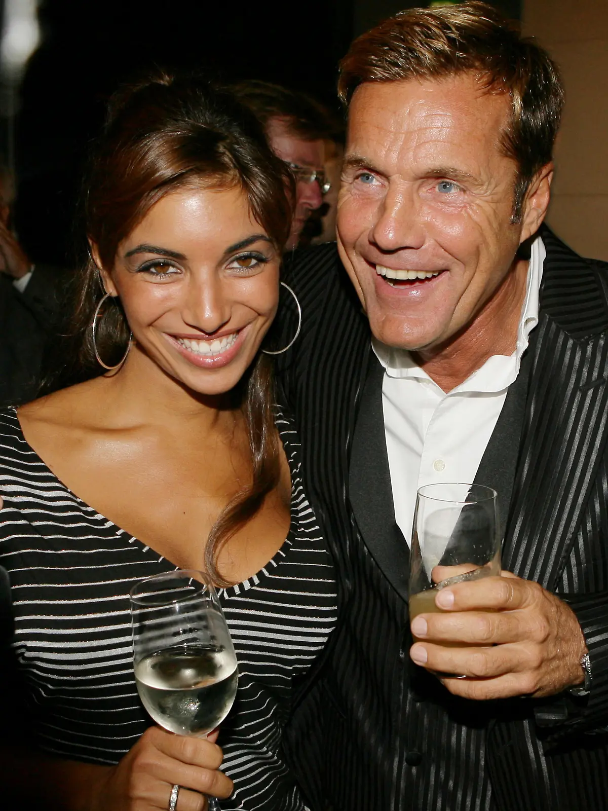 ARCHV - Bringt er sie mit? Dieter Bohlen und seine Freundin Karina (Archivfoto vom 13.09.2007). Bohlen wird beim Wiener Opernball seine Walzerkünste unter Beweis stellen: Nach der Absage von US-Schauspielerin Lindsay Lohan (23) ist der Musikproduzent als Begleitung von Baulöwe Lugner quasi nachnominiert worden. Opernball-Dauergast Lugner kauft sich jedes Jahr für eine unbekannte Summe einen berühmten Logengast ein. Foto: Jens Kalaene (zu dpa 0596 vom 11.02.2010)  +++(c) dpa - Bildfunk+++