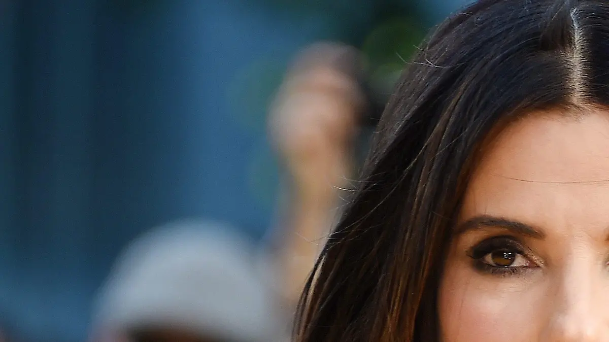 ARCHIV - US-Schauspielerin Sandra Bullock kommt am 11.06.2015 zur Premiere von «Minions» in London (Großbritannien). Bullock hat angekündigt, eine Million Dollar (rund 835 000 Euro) für die Opfer des Hurrikans «Harvey» im US-Bundesstaat Texas zu spenden. (zu dpa «Sandra Bullock spendet eine Million Dollar für «Harvey»-Hilfe» vom 30.08.2017) Foto: Andy Rain/EPA/dpa +++(c) dpa - Bildfunk+++