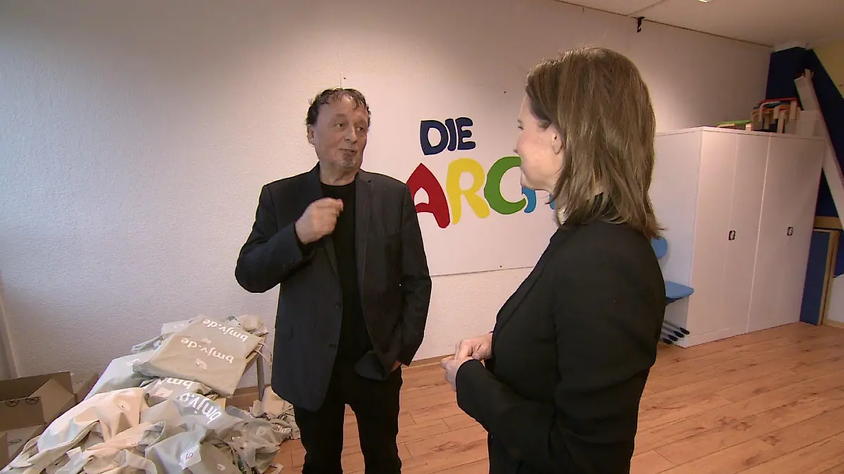 Wolfgang Bücher und RTL-Reporterin Nina Lammers