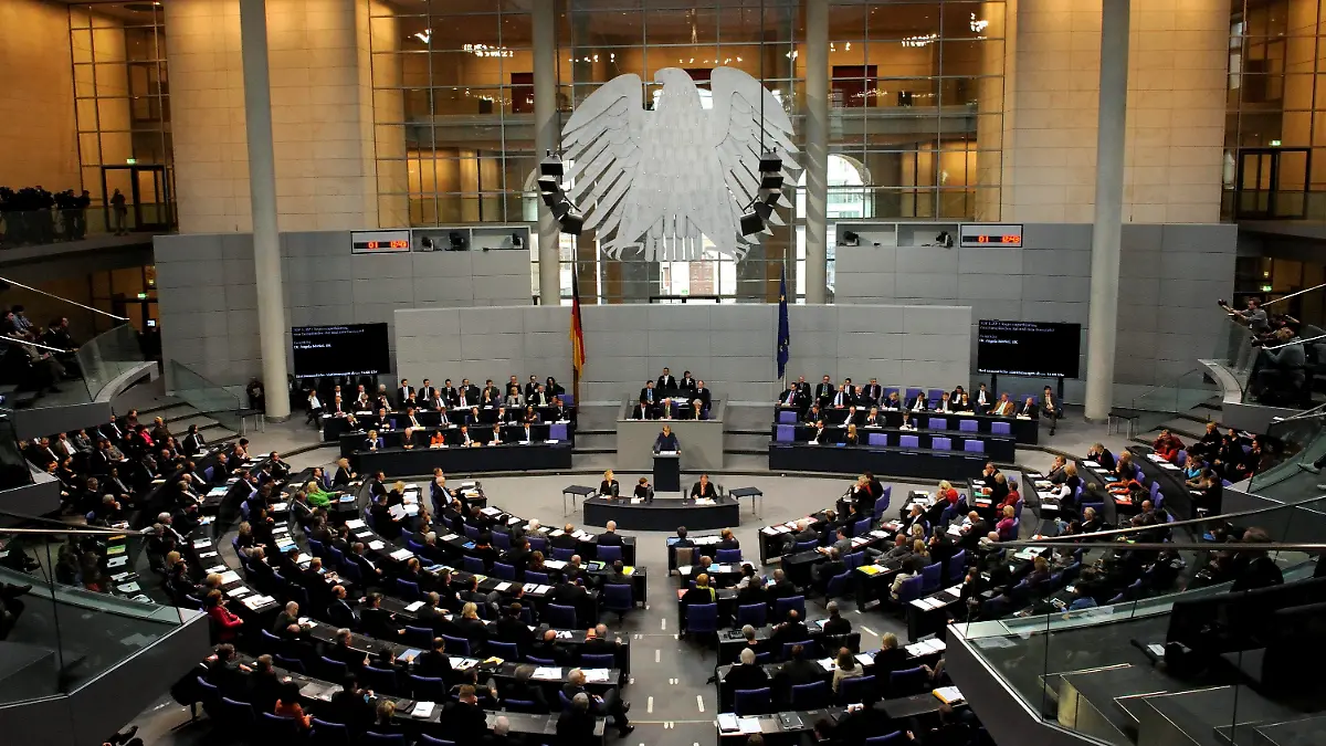 ARCHIV - Bundeskanzlerin Angela Merkel (CDU) spricht am Mittwoch (26.10.2011) in Berlin im Bundestag vor der Abstimmung über eine Stärkung des Euro-Rettungsschirms EFSF. Merkel will zunächst in einer Regierungserklärung ihren Kurs für die Verhandlungen in Brüssel darlegen. Anschließend sind namentliche Abstimmungen über neue Instrumente für den Rettungsfonds EFSF geplant. Foto: Maurizio Gambarini dpa/lbn (zu dpa-Themenpaket vom 08.08.2013 - Bundestagswahl - zum 22. September) +++(c) dpa - Bildfunk+++