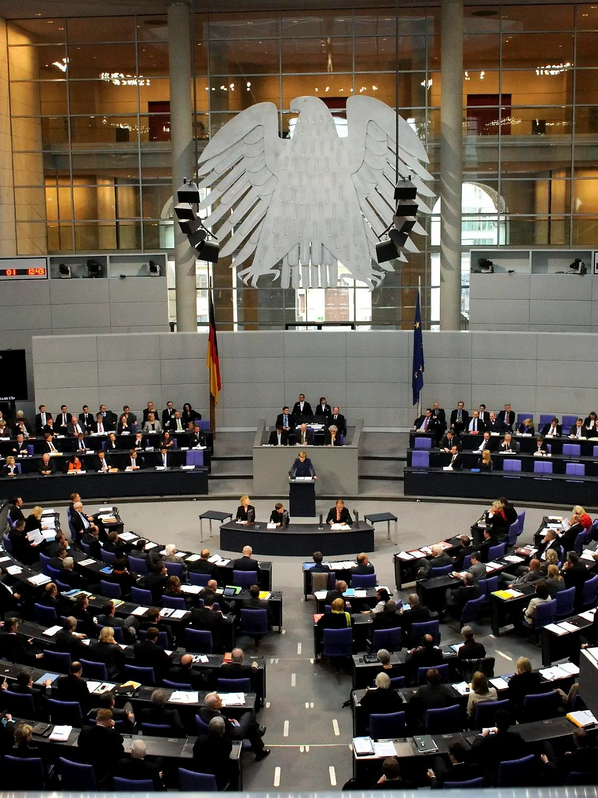ARCHIV - Bundeskanzlerin Angela Merkel (CDU) spricht am Mittwoch (26.10.2011) in Berlin im Bundestag vor der Abstimmung über eine Stärkung des Euro-Rettungsschirms EFSF. Merkel will zunächst in einer Regierungserklärung ihren Kurs für die Verhandlungen in Brüssel darlegen. Anschließend sind namentliche Abstimmungen über neue Instrumente für den Rettungsfonds EFSF geplant. Foto: Maurizio Gambarini dpa/lbn  (zu dpa-Themenpaket vom 08.08.2013 - Bundestagswahl - zum 22. September) +++(c) dpa - Bildfunk+++