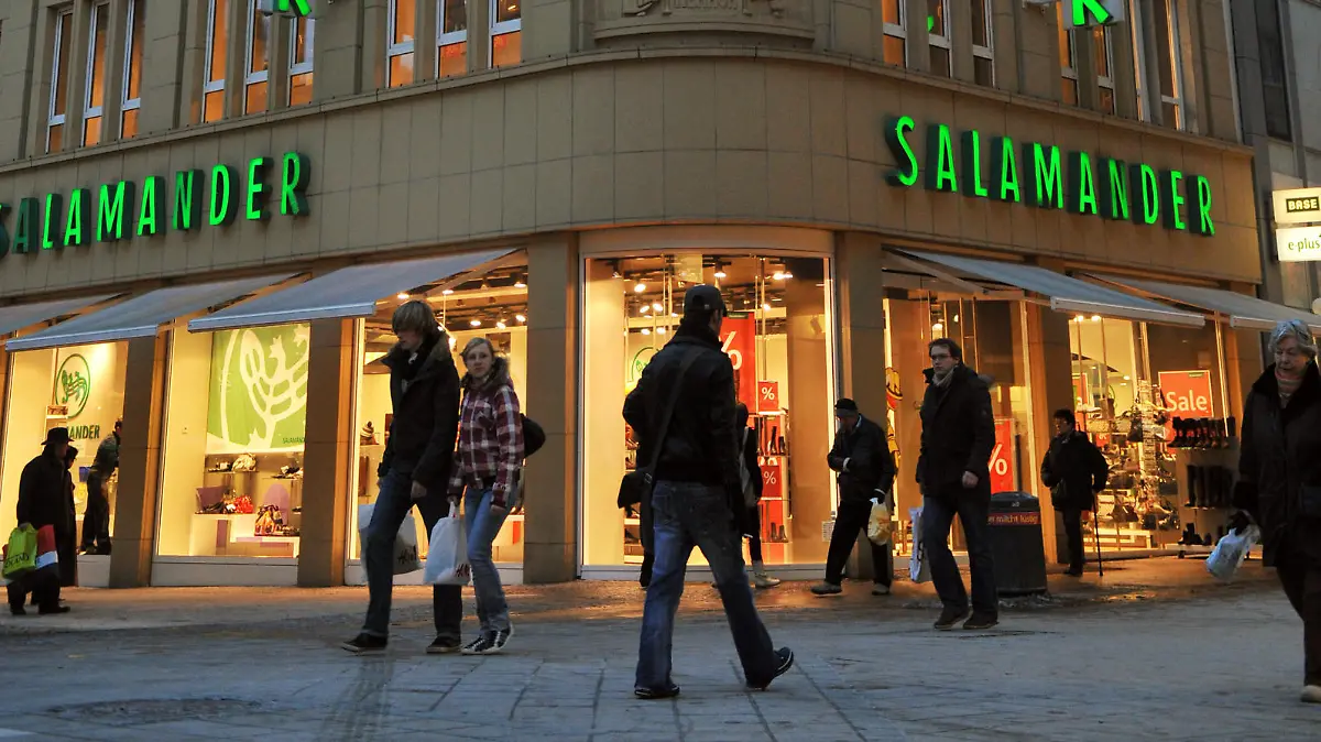 Eine Filiale des Schuhkonzerns Salamander, aufgenommen am Montag (12.01.2009) in Dortmund. Der deutsche Schuhriese Ara (Ara, Lloyd) will die Traditionsmarke Salamander samt Filialnetz übernehmen. Der Schuhhändler Salamander aus dem schwäbischen Kornwestheim beschäftigte laut Insolvenzverwaltung der Mutterholding Egana Goldpfeil rund 1800 Menschen. Er betreibt 51 Filialen in Deutschland und 142 Geschäfte im europäischen Ausland. Der Umsatz von Salamander wurde mit 190 Millionen Euro angegeben. Foto: Bernd Thissen dpa/lnw +++(c) dpa - Report+++