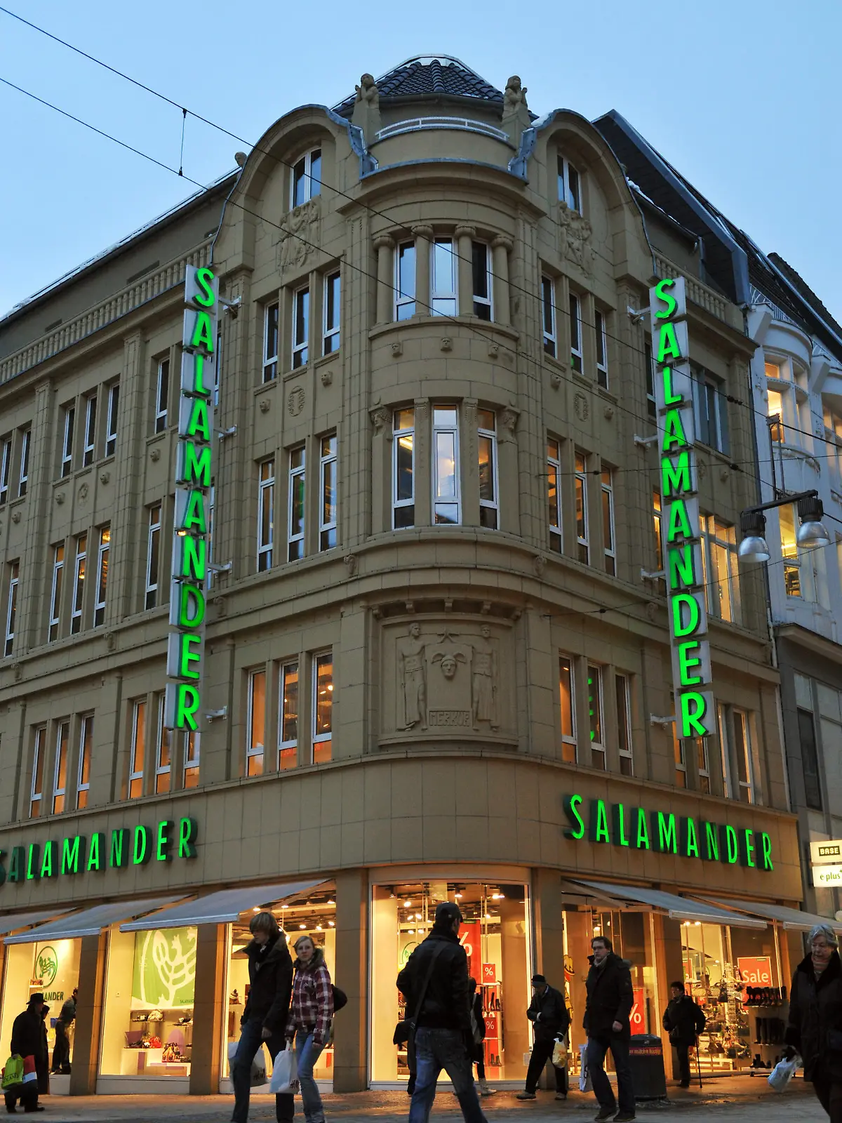 Eine Filiale des Schuhkonzerns Salamander, aufgenommen am Montag (12.01.2009) in Dortmund. Der deutsche Schuhriese Ara (Ara, Lloyd) will die Traditionsmarke Salamander samt Filialnetz übernehmen. Der Schuhhändler Salamander aus dem schwäbischen Kornwestheim beschäftigte laut Insolvenzverwaltung der Mutterholding Egana Goldpfeil rund 1800 Menschen. Er betreibt 51 Filialen in Deutschland und 142 Geschäfte im europäischen Ausland. Der Umsatz von Salamander wurde mit 190 Millionen Euro angegeben. Foto: Bernd Thissen dpa/lnw +++(c) dpa - Report+++