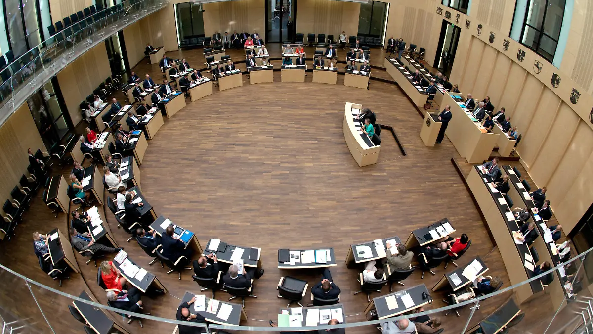 Zu einer Sondersitzung zum Thema Fluthilfefond sind am 16.08.2013 die Vertreter im Bundesrat in Berlin zusammen gekommen. Foto: Rainer Jensen/dpa +++(c) dpa - Bildfunk+++