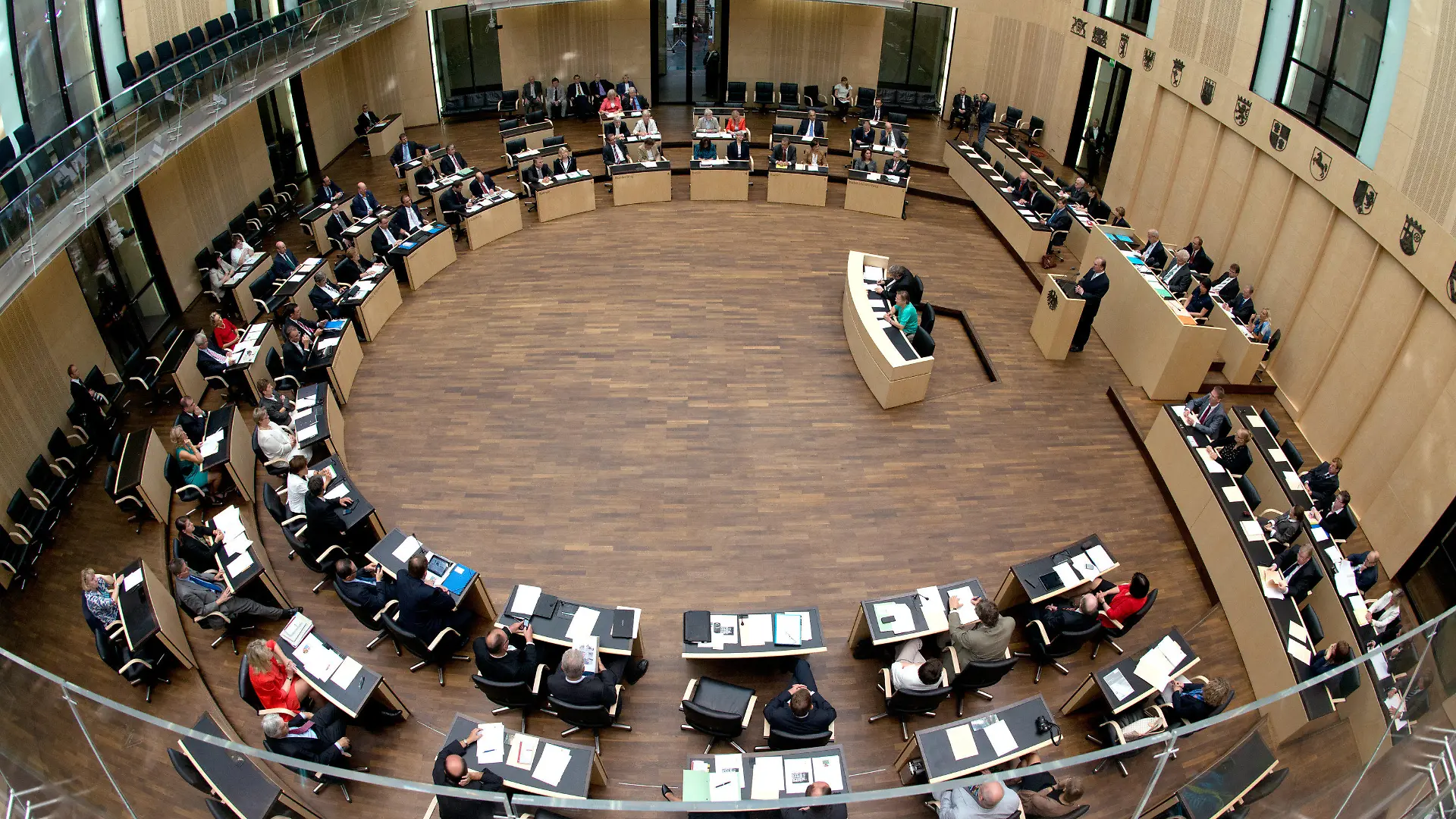 Zu einer Sondersitzung zum Thema Fluthilfefond sind am 16.08.2013 die Vertreter im Bundesrat in Berlin zusammen gekommen. Foto: Rainer Jensen/dpa +++(c) dpa - Bildfunk+++