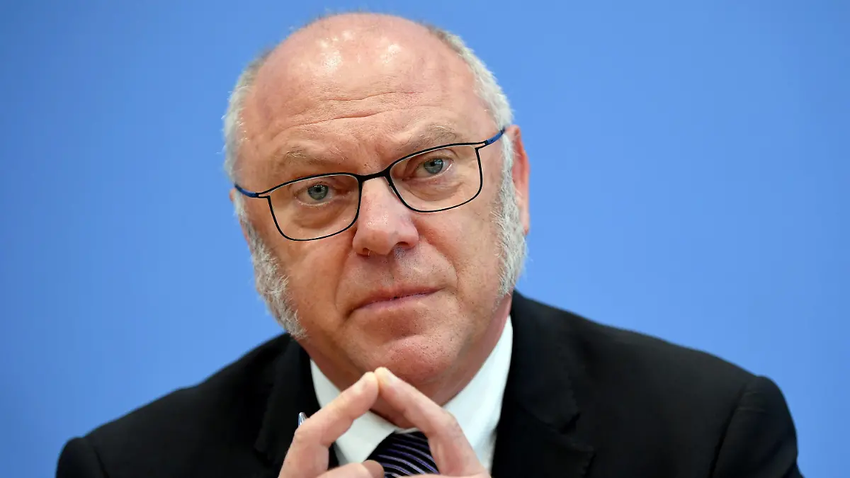 ARCHIV - 26.04.2018, Berlin: Ulrich Schneider, Hauptgeschäftsführer des Paritätischen Gesamtverbands gibt eine Pressekonferenz zur Neuausrichtung der Grundsicherung für Arbeitslose sowie zur Bemessung und Höhe der Regelsätze bei Hartz IV. (Zu dpa "Verband: Das Soziale bei der sozialen Marktwirtschaft hat ausgedient") Foto: Britta Pedersen/dpa-Zentralbild/dpa +++ dpa-Bildfunk +++