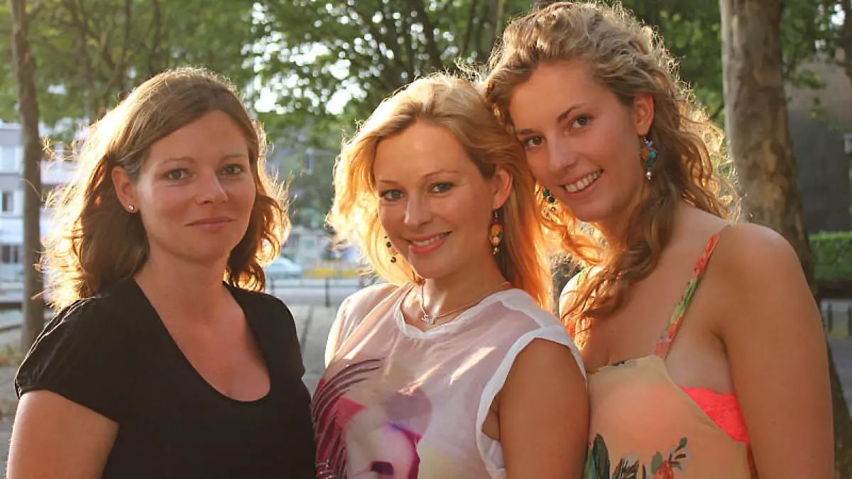 Sarah Stork mit ihren Schwestern Katharina (links) und Antonia (rechts). Ihre ältere Schwester Katharina erwartet ebenfalls Nachwuchs.