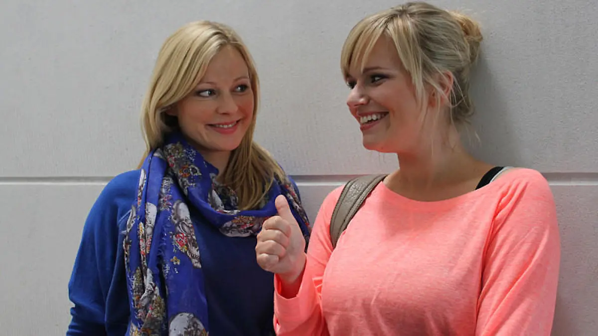 'Unter uns'-Kollegin und alleinerziehende Mutter Marylu Poolman gibt Sarah Stork Baby-Tipps.