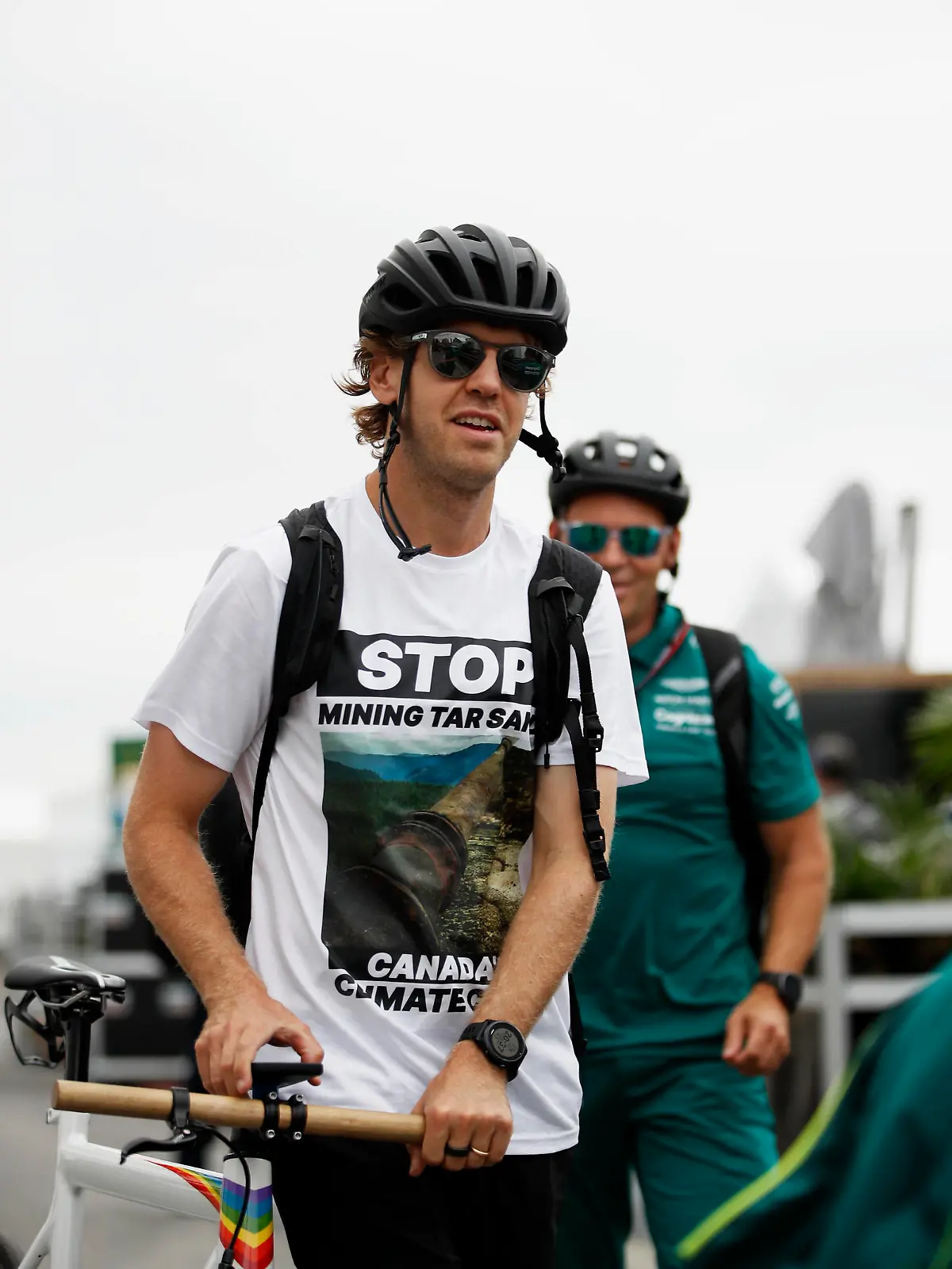  Formula 1 2022: Canadian GP CIRCUIT GILLES-VILLENEUVE, CANADA - JUNE 16: Sebastian Vettel, Aston Martin, arrives on a bike during the Canadian GP at Circuit Gilles-Villeneuve on Thursday June 16, 2022 in Montreal, Canada. Photo by Zak Mauger / LAT Images Images PUBLICATIONxINxGERxSUIxAUTxHUNxONLY GP2209_142846_56I8296