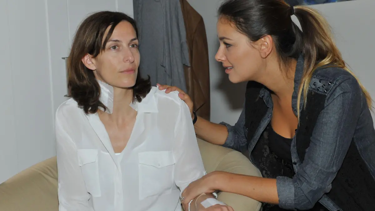 Katrin (Ulrike Frank, l.) bekommt Panik nach ihrem Schlaganfall. Jasmin (Janina Uhse) versucht sie zu beruhigen.