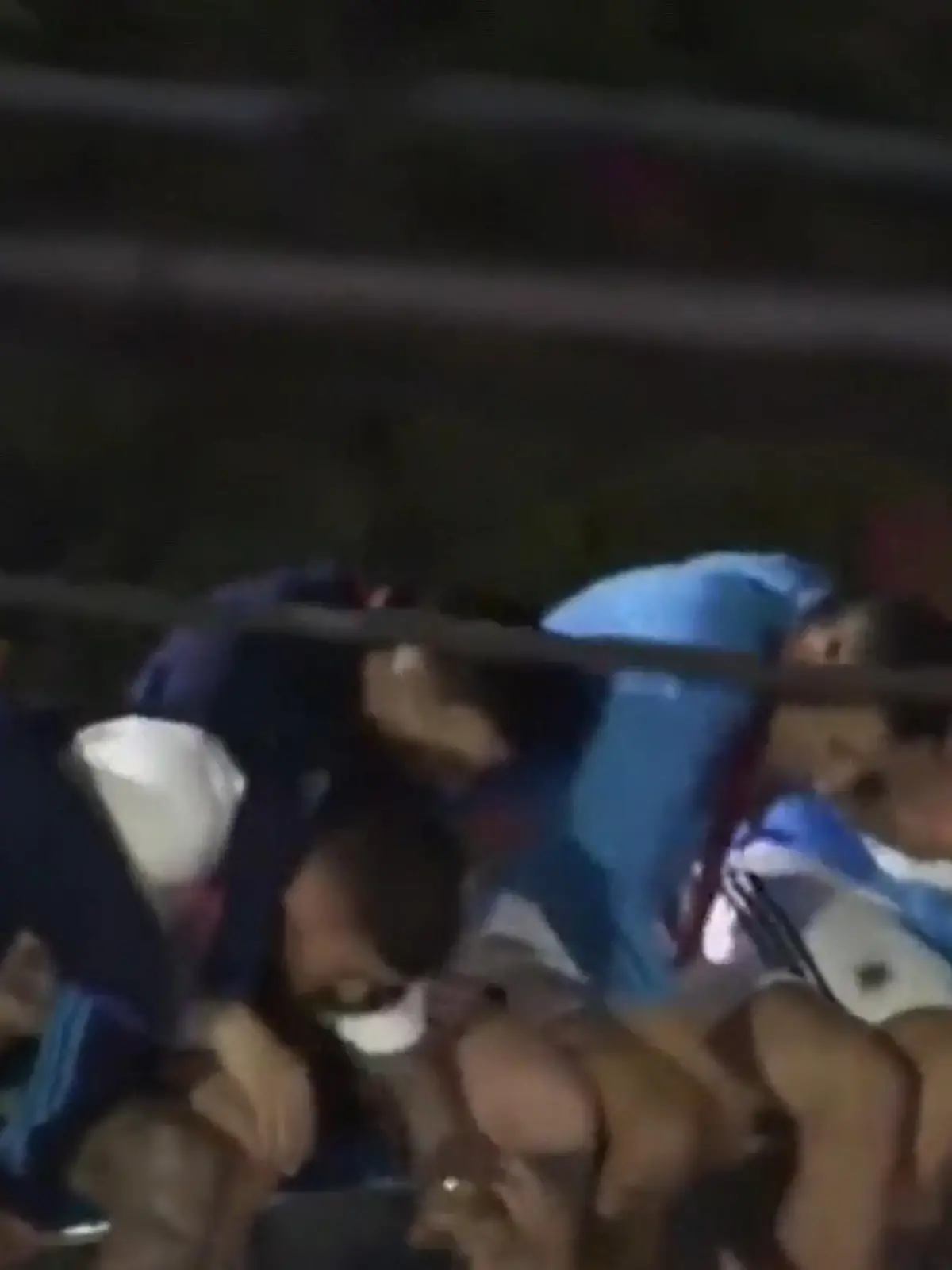 Mitten in der Nacht kehrte der neue Fußball-Weltmeister Argentinien in die Heimat zurück. Nach einer kurzen Schlafpause gingen die Feierlichkeiten am kurzfristig zum nationalen Feiertag erklärten Dienstag weiter.