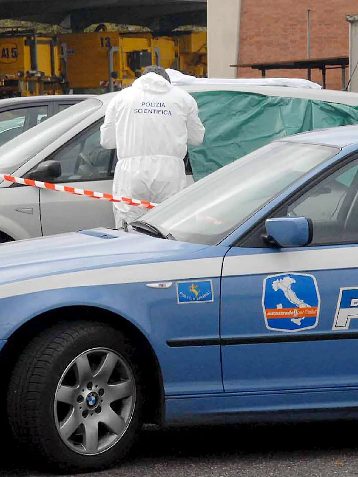 Italian police experts examine a car at a motorway service station, near Arezzo, Tuscany, Italy, 11 November 2007, where a Lazio supporter, named by www.gazzetta.it as 26-year-old Gabriele Sandri, died in an incident. Inter Milan's game with Lazio on 11 November 2007 has been postponed because of the death of the Lazio fan, an Italian Serie A spokeswoman said. EPA/DEGL'INNOCENTI +++(c) dpa - Bildfunk+++