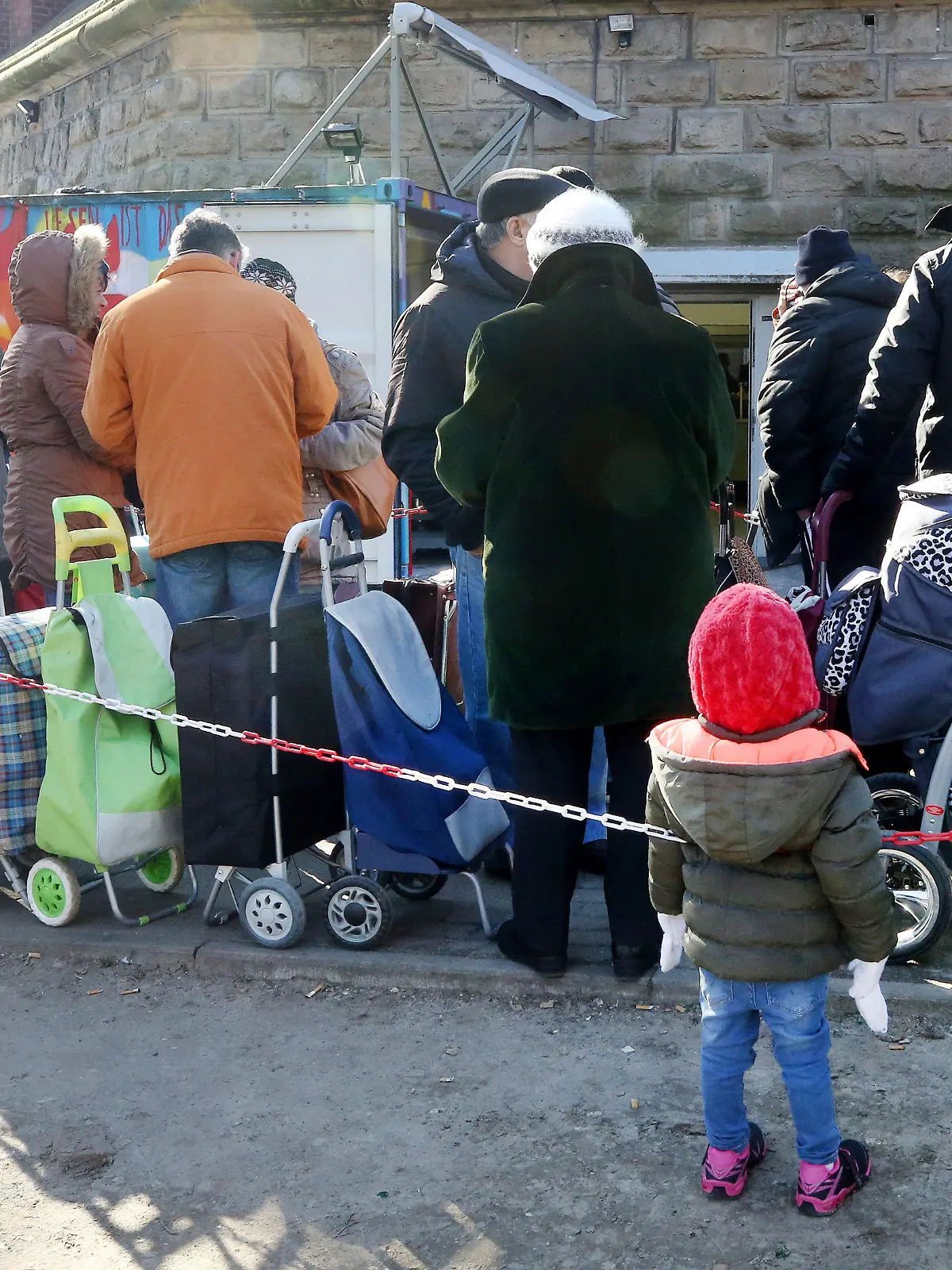 23.02.2018, Nordrhein-Westfalen, Essen: Kunden der Essener Tafel stehen mit ihren Einkaufstrolleys vor der Ausgabestelle. Die Essener Tafel will keine nichtdeutschen Neukunden mehr aufnehmen. Foto: Roland Weihrauch/dpa +++ dpa-Bildfunk +++