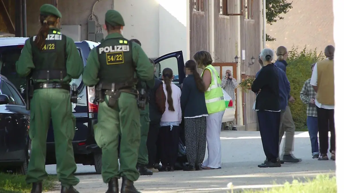 Klosteranlage Klosterzimmern in der Gemeinde Deiningen. Die vermeintlich urchristliche Gemeinschaft "12 Stämme" steht unter dem Verdacht der Kindesmisshandlung. Mit Hilfe der Polizei werden die Kinder der Sekte vom Jugendamt aus der Klosteranlage geholt.