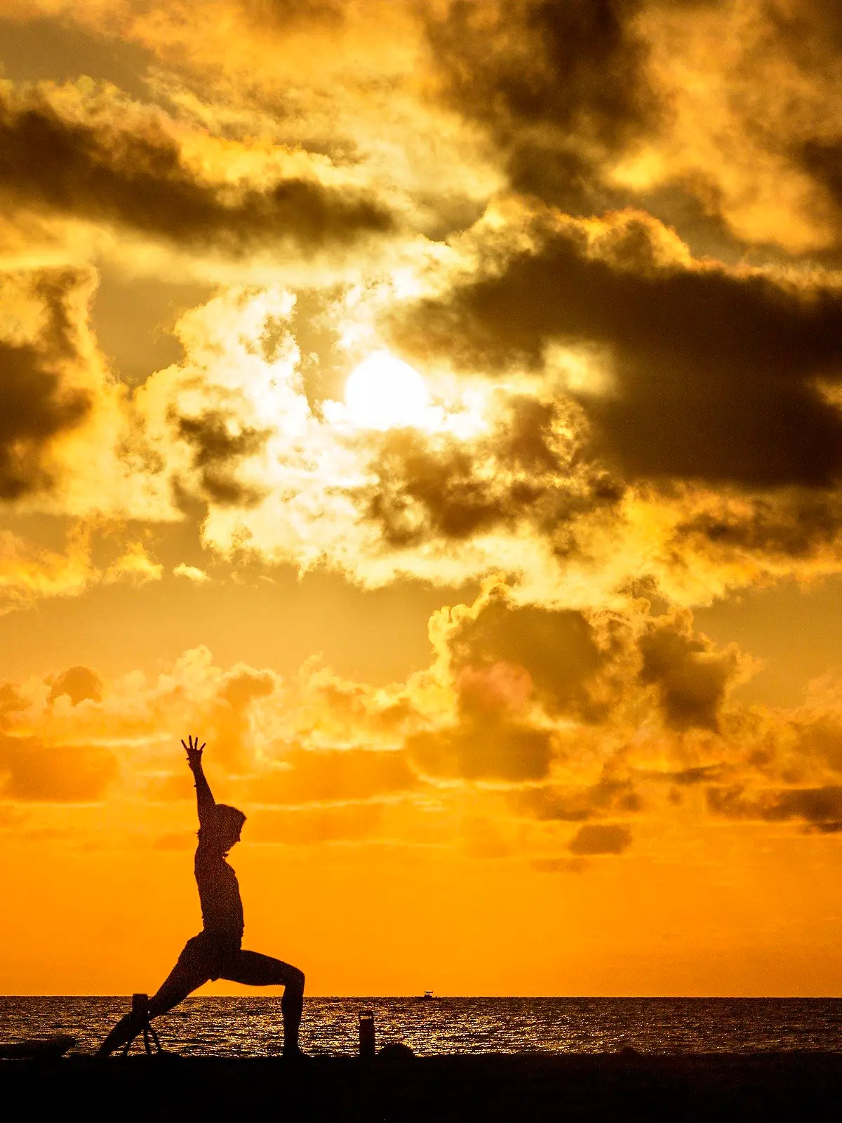 30.07.2020, USA, Palm Beach: Eine Frau macht am Midtown Beach bei Sonnenaufgang Yoga. Foto: Lannis Waters/Palm Beach Post via ZUMA Wire/dpa +++ dpa-Bildfunk +++