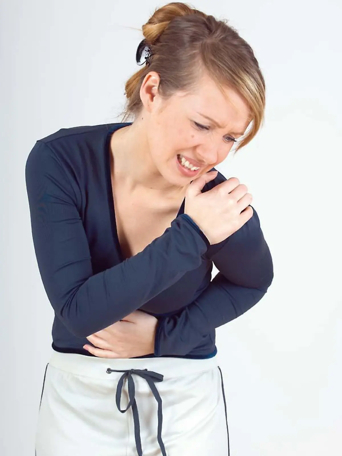 Frau mit Schulterschmerzen