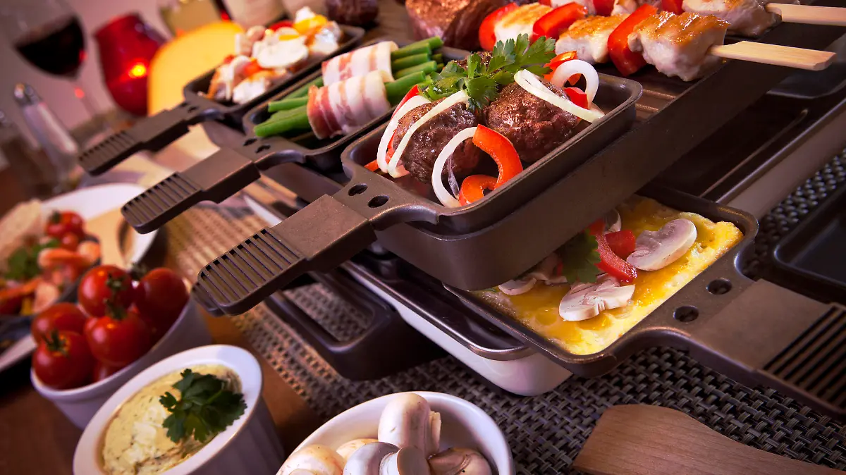 Befüllter Raclette Tisch Grill