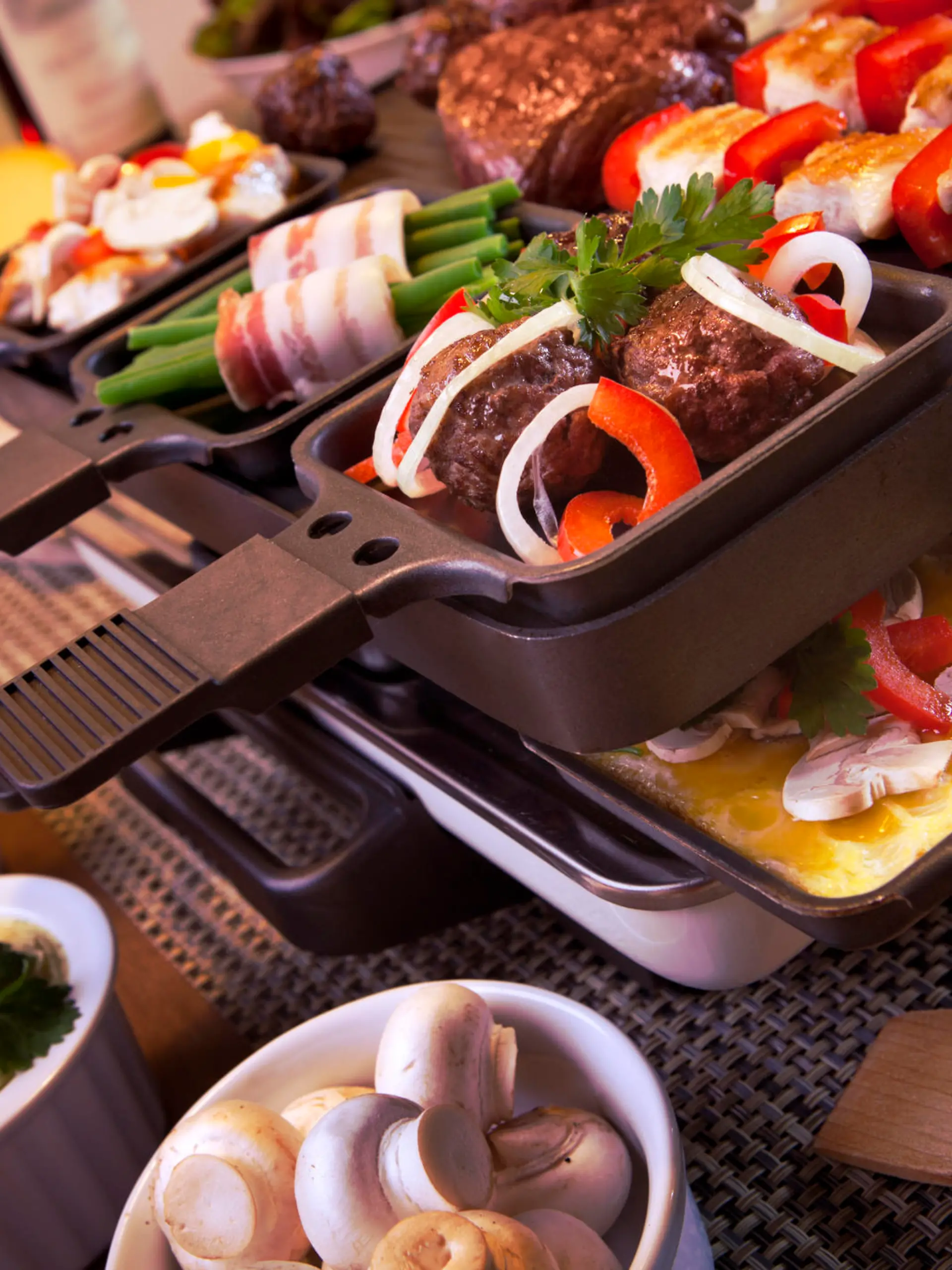 Befüllter Raclette Tisch Grill