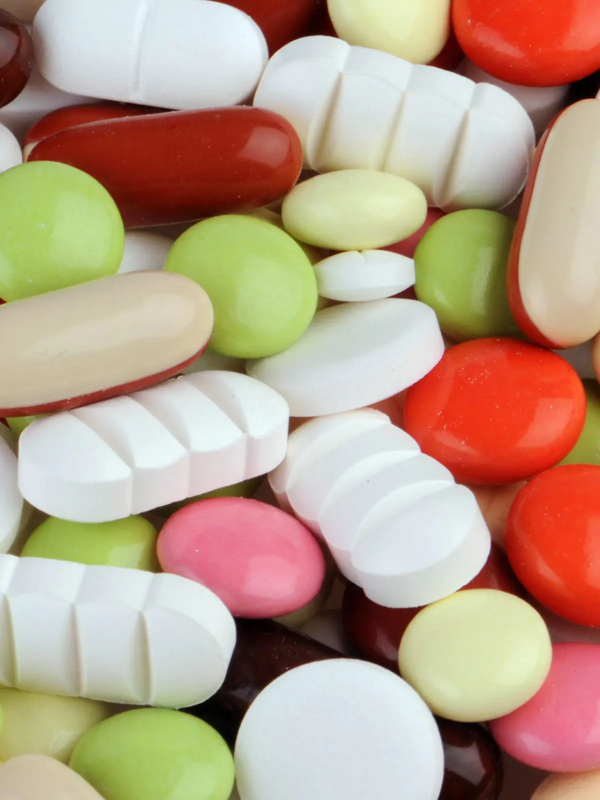 ARCHIV - ILLUSTRATION - Verschiedene Tabletten, aufgenommen am 11.03.2010 in Straubing. Risiko Tablettenverordnung: Viele Altersverwirrte werden laut Experten in Pflegeheimen ruhiggestellt, obwohl sie dann früher sterben können. Alkoholiker bekommen süchtig machende Schlafmittel - und junge Frauen unnötig riskante Antibabypillen  Foto: Armin Weigel dpa (zu dpa 1042)  +++(c) dpa - Bildfunk+++