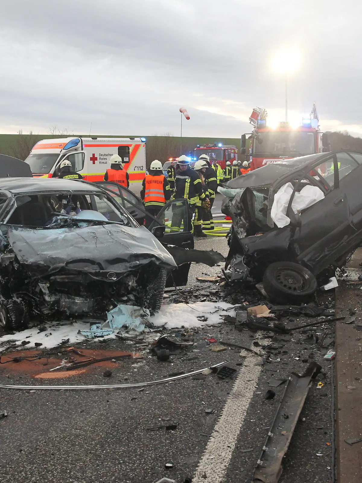 20.12.2022, Thüringen, Leinefelde-Worbis: Zwei zerstörte Pkw stehen nach einem Frontalzusammenstoß bei dem drei Menschen starben, auf der Autobahn 38. Eines der Autos sei in der falschen Richtung unterwegs gewesen, teilte die Autobahnpolizei in Nordhausen mit. Foto: Silvio Dietzel/dpa-Zentralbild/dpa +++ dpa-Bildfunk +++