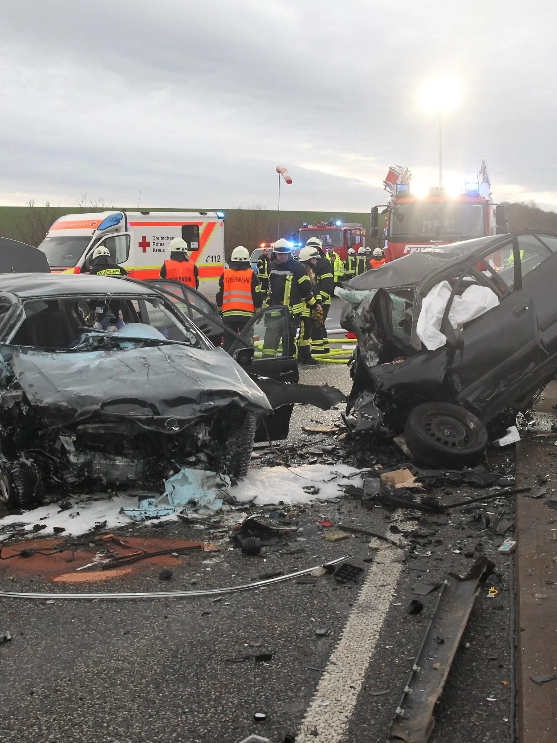 20.12.2022, Thüringen, Leinefelde-Worbis: Zwei zerstörte Pkw stehen nach einem Frontalzusammenstoß bei dem drei Menschen starben, auf der Autobahn 38. Eines der Autos sei in der falschen Richtung unterwegs gewesen, teilte die Autobahnpolizei in Nordhausen mit. Foto: Silvio Dietzel/dpa-Zentralbild/dpa +++ dpa-Bildfunk +++