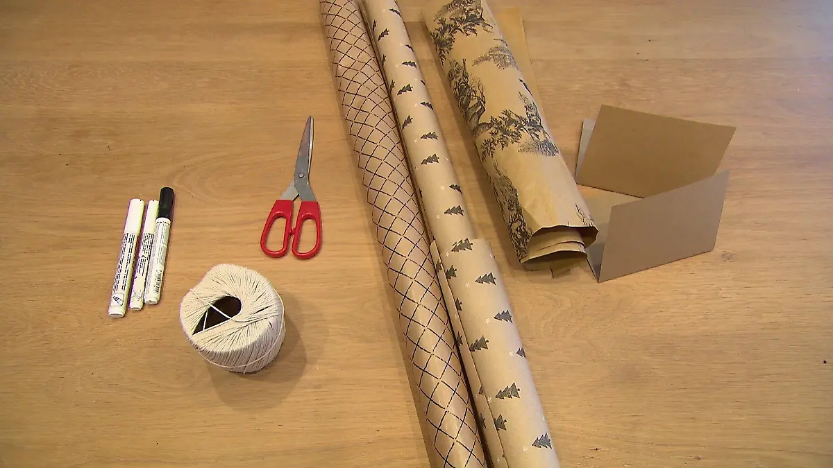 Utensilien zum Weihnachtskarte basteln.