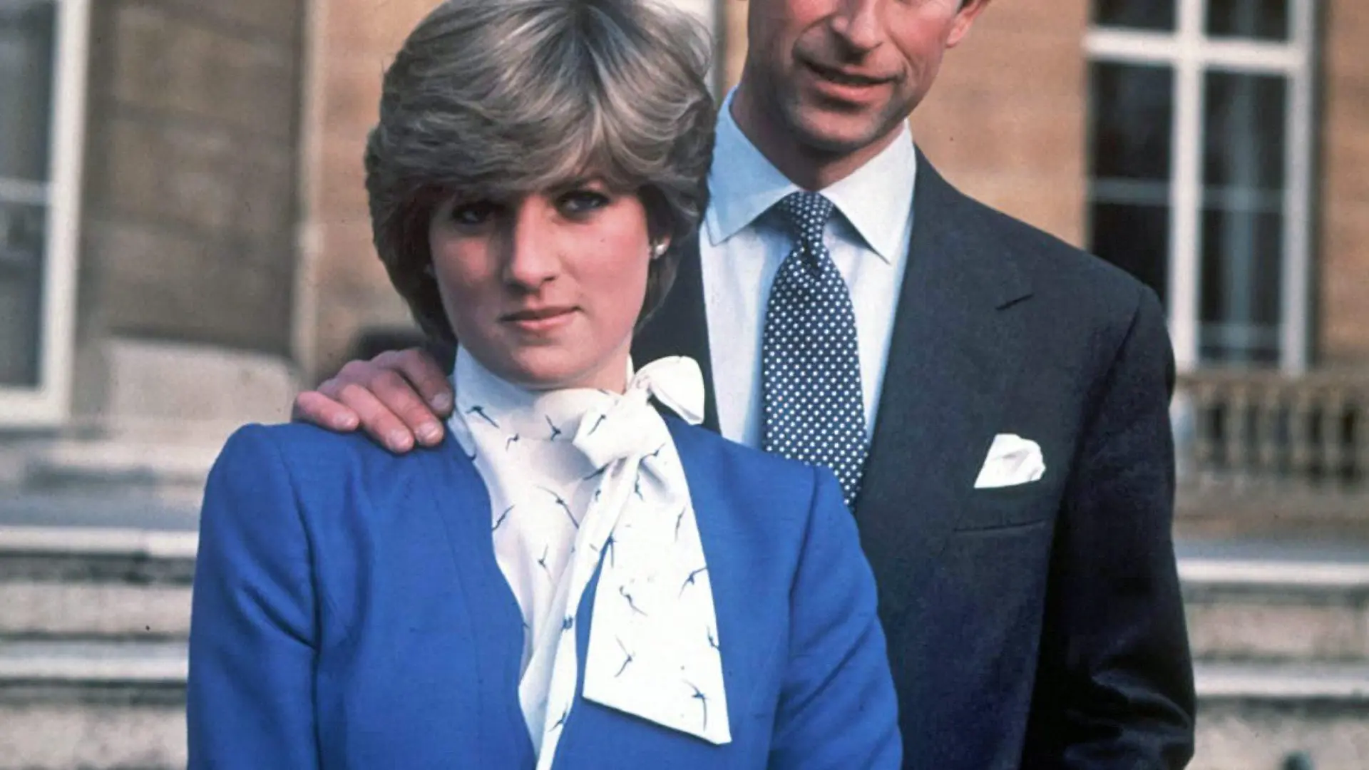 ARCHIV - Prinz Charles und seine damalige Verlobte Diana Spencer stehen in London vor dem Buckingham Palace (Archivfoto vom 24.02.1981). Untreue, Saufgelage und abfällige Bemerkungen über den Premierminister: Die britische Königsfamilie, die sich jetzt mit der Hochzeit von Prinz William und Kate Middleton von ihrer besten Seite zeigen will, hat schon einige Skandale erlebt. Im Dezember 1992 gaben Prinz Charles und Diana ihre Trennung bekannt. EPA (zu dpa-Hintergrund "Skandale der britischen Königsfamilie" Wiederholung vom 27.04.2011) +++(c) dpa - Bildfunk+++