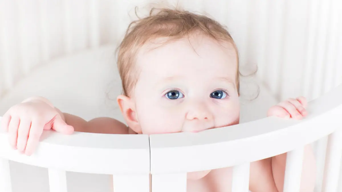 Fotolia 49449778 S baby kind babybett kinderbett.jpg