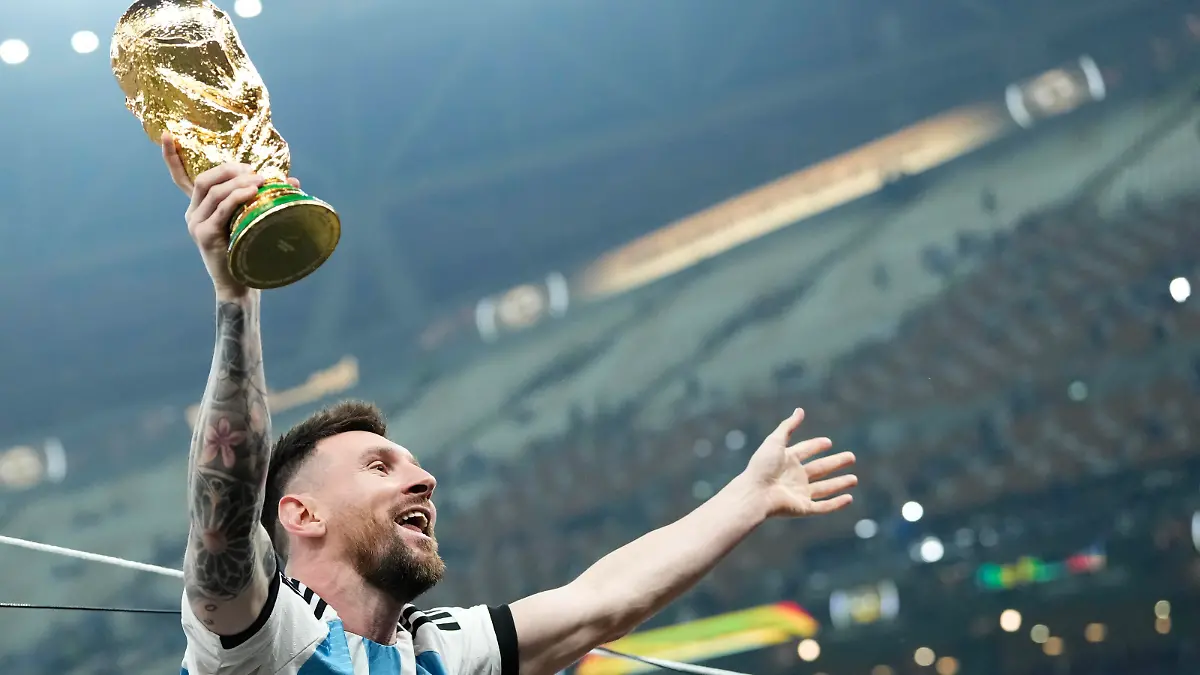Argentina v France: Final - FIFA World Cup, WM, Weltmeisterschaft, Fussball Qatar 2022 Lionel Messi right winger of Argentina and Paris Saint-Germain with the the World Cup Winners Cup trophy after the FIFA World Cup Qatar 2022 Final match between Argentina and France at Lusail Stadium on December 18, 2022 in Lusail City, Qatar. Lusail City Qatar PUBLICATIONxNOTxINxFRA Copyright: xJosexBretonx originalFilename:breton-argentin221218_np7pB.jpg