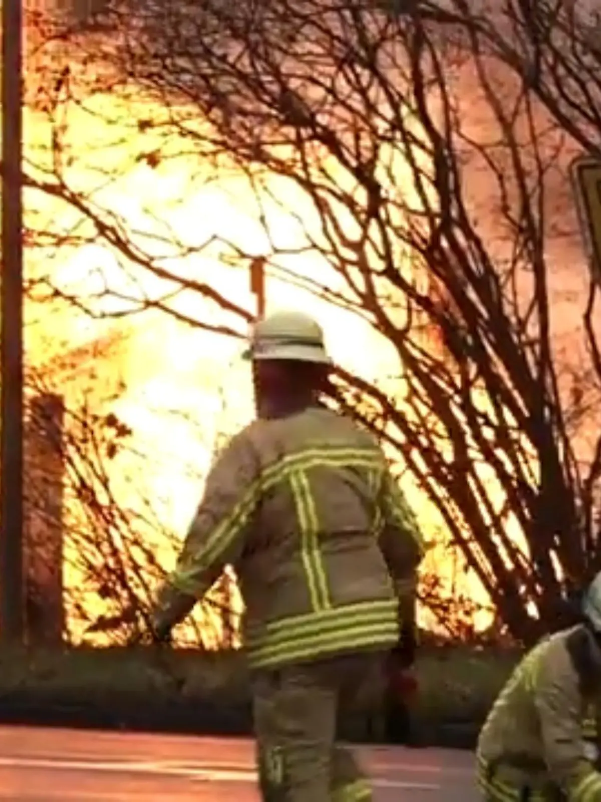 Bild zu: "Riesenfeuer in Duisburg"