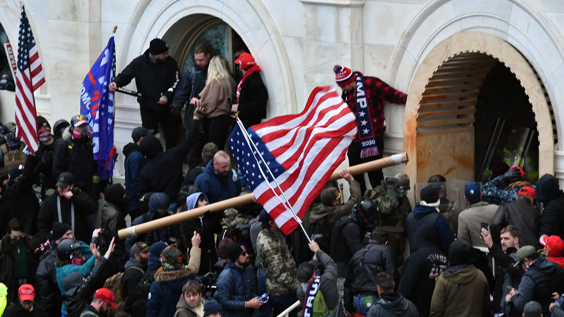 ARCHIV - 06.01.2021, USA, Washington: Anhänger des damaligen US-Präsidenten Trump stürmen das US-Kapitolgebäude, wo die Abgeordneten den Sieg des gewählten Präsidenten Biden bei der Wahl im November bestätigen sollten. Bei der Erstürmung des Sitzes des US-Kongresses Anfang Januar haben sich nach Schätzungen der Kapitol-Polizei etwa 800 Anhänger von Trump Zutritt zu dem Gebäude verschafft. Weit mehr als 10 000 Menschen seien auf dem Gelände des Kapitols gewesen. (zu dpa "Sturm aufs US-Kapitol: Zwei Polizisten verklagen Ex-Präsident Trump") Foto: Essdras M. Suarez/Zuma Press/dpa +++ dpa-Bildfunk +++