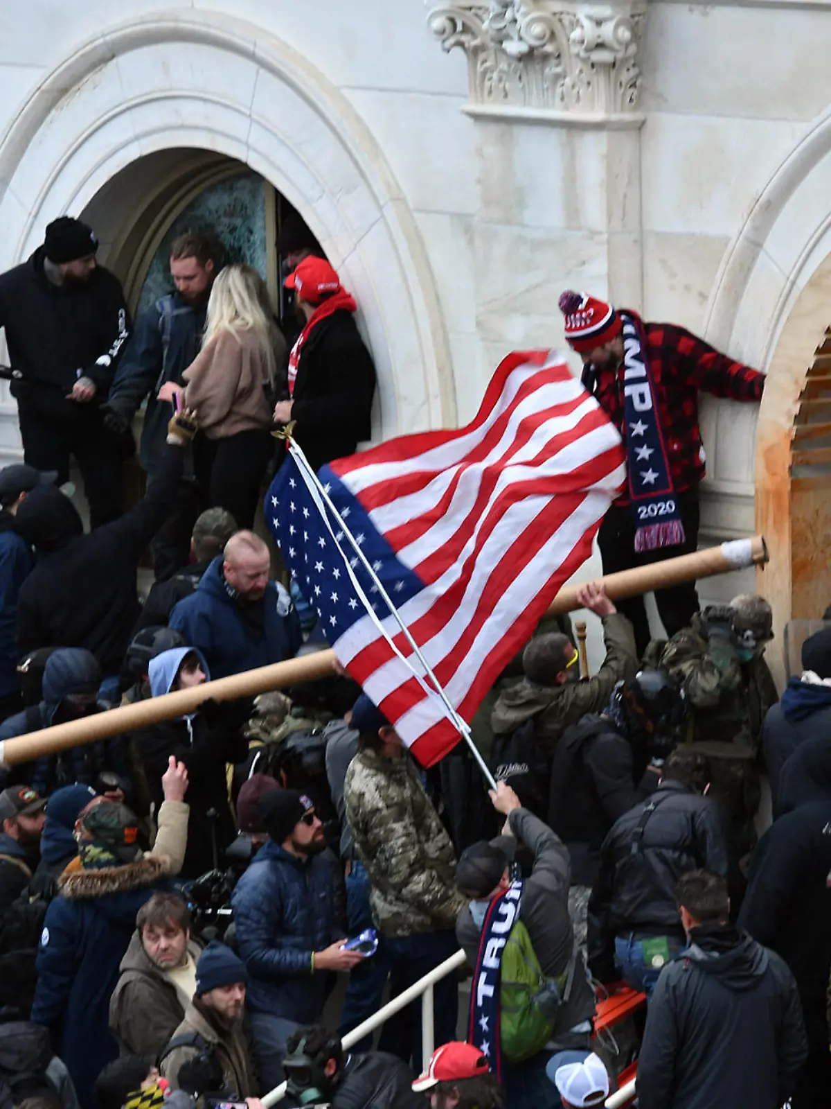 ARCHIV - 06.01.2021, USA, Washington: Anhänger des damaligen US-Präsidenten Trump stürmen das US-Kapitolgebäude, wo die Abgeordneten den Sieg des gewählten Präsidenten Biden bei der Wahl im November bestätigen sollten. Bei der Erstürmung des Sitzes des US-Kongresses Anfang Januar haben sich nach Schätzungen der Kapitol-Polizei etwa 800 Anhänger von Trump Zutritt zu dem Gebäude verschafft. Weit mehr als 10 000 Menschen seien auf dem Gelände des Kapitols gewesen. (zu dpa "Sturm aufs US-Kapitol: Zwei Polizisten verklagen Ex-Präsident Trump") Foto: Essdras M. Suarez/Zuma Press/dpa +++ dpa-Bildfunk +++