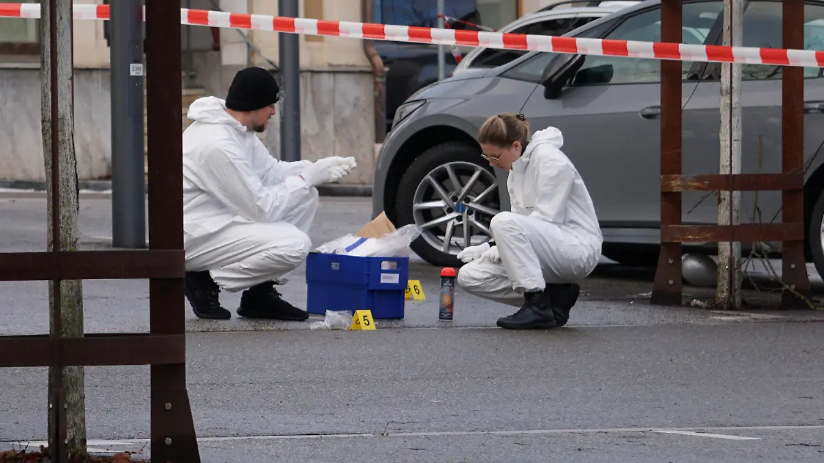 dpatopbilder - 21.12.2022, Baden-Württemberg, Albstadt-Ebingen: Mitarbeiter der Kriminaltechnik der Polizei sichern Spuren an einem abgesperrten Tatort in Albstadt-Ebingen. Auf offener Straße war dort ein Mann angeschossen und schwer verletzt worden. Er wurde nach Polizeiauskunft am Mittwochmittag in ein Krankenhaus gebracht. Ein Tatverdächtiger sei in der Nähe des Tatortes festgenommen. Eine Schusswaffe wurde bei ihm gefunden und sichergestellt. Foto: David Pichler/TNN/dpa +++ dpa-Bildfunk +++