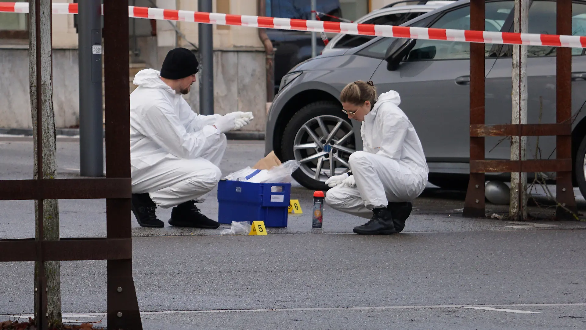 dpatopbilder - 21.12.2022, Baden-Württemberg, Albstadt-Ebingen: Mitarbeiter der Kriminaltechnik der Polizei sichern Spuren an einem abgesperrten Tatort in Albstadt-Ebingen. Auf offener Straße war dort ein Mann angeschossen und schwer verletzt worden. Er wurde nach Polizeiauskunft am Mittwochmittag in ein Krankenhaus gebracht. Ein Tatverdächtiger sei in der Nähe des Tatortes festgenommen. Eine Schusswaffe wurde bei ihm gefunden und sichergestellt. Foto: David Pichler/TNN/dpa +++ dpa-Bildfunk +++