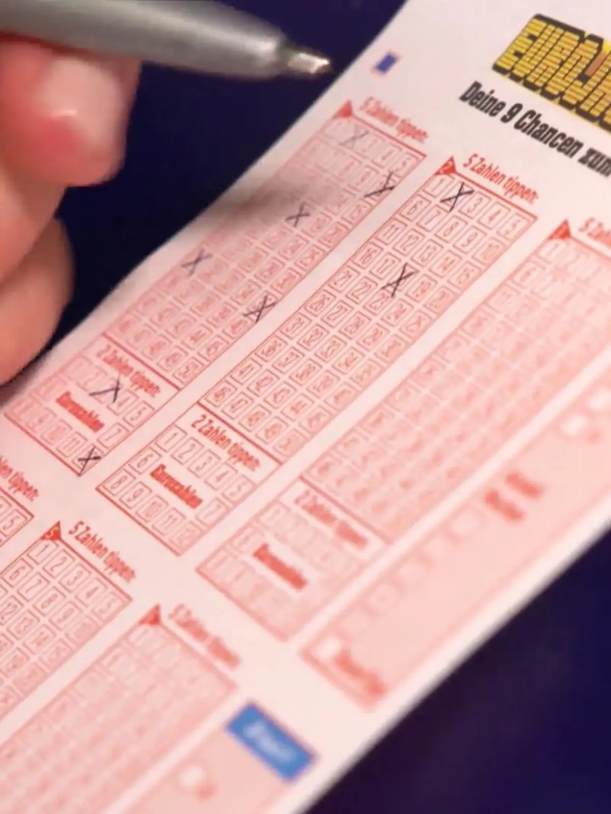 Erst zum dritten Mal überhaupt ist der Euro Jackpot so prall gefüllt wie jetzt. Bis jetzt hat es noch keiner geschafft, diese 120 Millionen Euro zu gewinnen. Was könnten wir uns davon alles kaufen? Und: wie wahrscheinlich ist es denn, zu gewinnen?