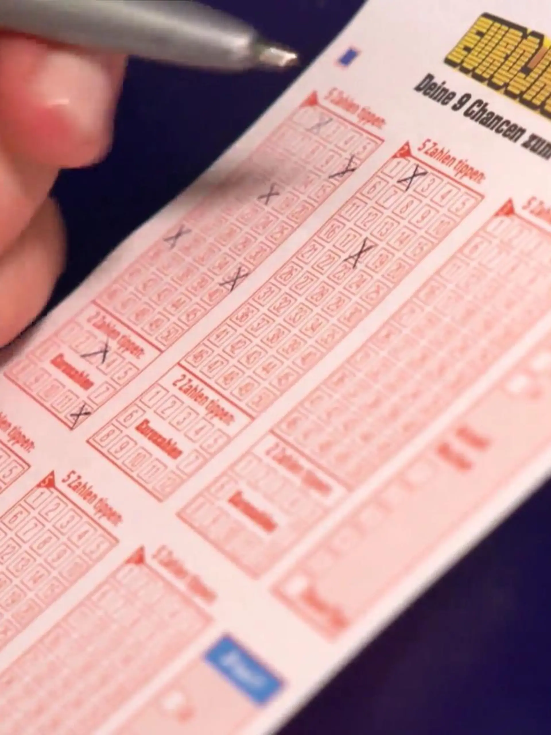 Erst zum dritten Mal überhaupt ist der Euro Jackpot so prall gefüllt wie jetzt. Bis jetzt hat es noch keiner geschafft, diese 120 Millionen Euro zu gewinnen. Was könnten wir uns davon alles kaufen? Und: wie wahrscheinlich ist es denn, zu gewinnen?