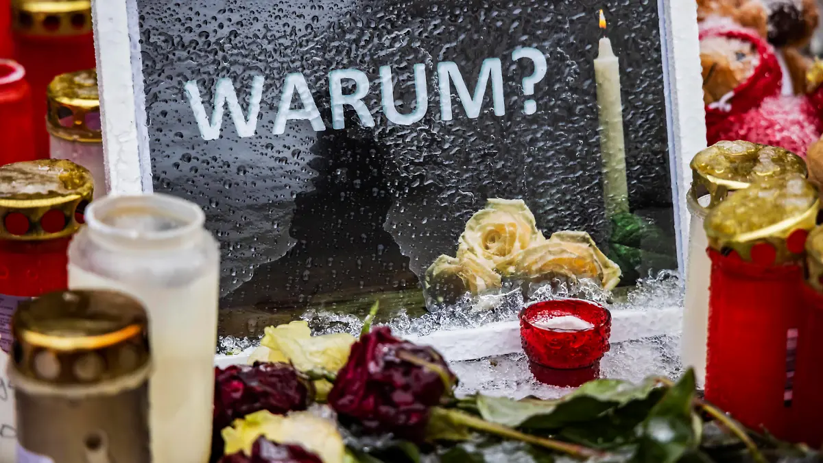  Der tödliche Messerangriff in Illerkirchberg hat bundesweit für Schlagzeilen gesorgt. Ein Asylbewerber hatte zwei Mädchen auf dem Schulweg angegriffen und ein Kind tödlich verletzt. Das zweite Opfer wurde schwer verletzt. Am Tatort im Teilort Oberkirchberg wurden Kerzen und Blumen niedergelegt. // 14.12.2022: Deutschland, Baden-Württemberg, Illerkirchberg, Alb-Donau-Kreis. *** The fatal knife attack in Illerkirchberg has made headlines across Germany An asylum seeker had attacked two girls on their way to school and fatally injured one child The second victim was seriously injured At the scene in the suburb of Oberkirchberg candles and flowers were laid 14 12 2022 Germany, Baden Württemberg, Illerkirchberg, Alb Donau Kreis