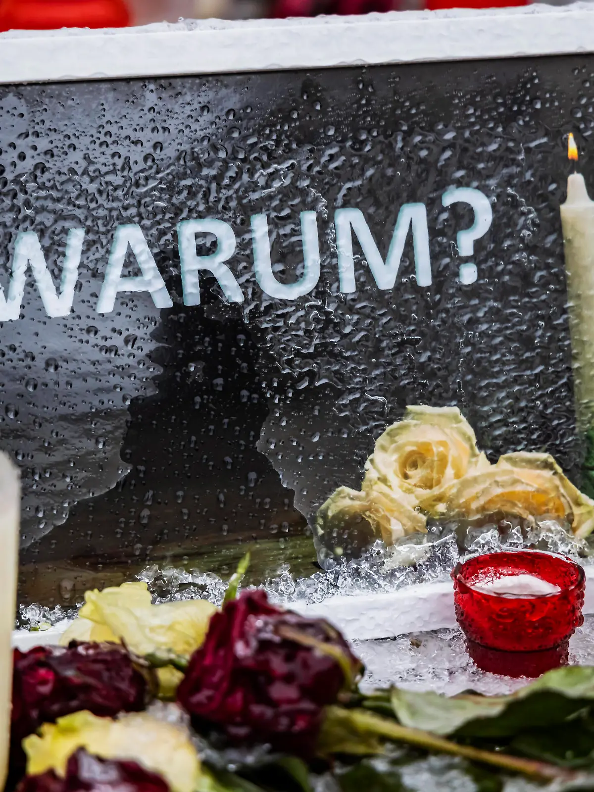  Der tödliche Messerangriff in Illerkirchberg hat bundesweit für Schlagzeilen gesorgt. Ein Asylbewerber hatte zwei Mädchen auf dem Schulweg angegriffen und ein Kind tödlich verletzt. Das zweite Opfer wurde schwer verletzt. Am Tatort im Teilort Oberkirchberg wurden Kerzen und Blumen niedergelegt. // 14.12.2022: Deutschland, Baden-Württemberg, Illerkirchberg, Alb-Donau-Kreis. *** The fatal knife attack in Illerkirchberg has made headlines across Germany An asylum seeker had attacked two girls on their way to school and fatally injured one child The second victim was seriously injured At the scene in the suburb of Oberkirchberg candles and flowers were laid 14 12 2022 Germany, Baden Württemberg, Illerkirchberg, Alb Donau Kreis