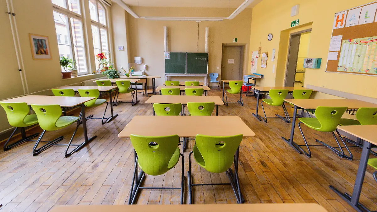06.04.2021, Sachsen-Anhalt, Halle (Saale): Ein Klassenzimmer im Lyonel-Feininger-Gymnasium ist leer und verwaist. Wegen der hohen Inzidenz in Halle bleiben die Schulen, bis auf vereinzelte Notbetreuungen, geschlossen. Foto: Holger John/dpa-Zentralbild/dpa +++ dpa-Bildfunk +++