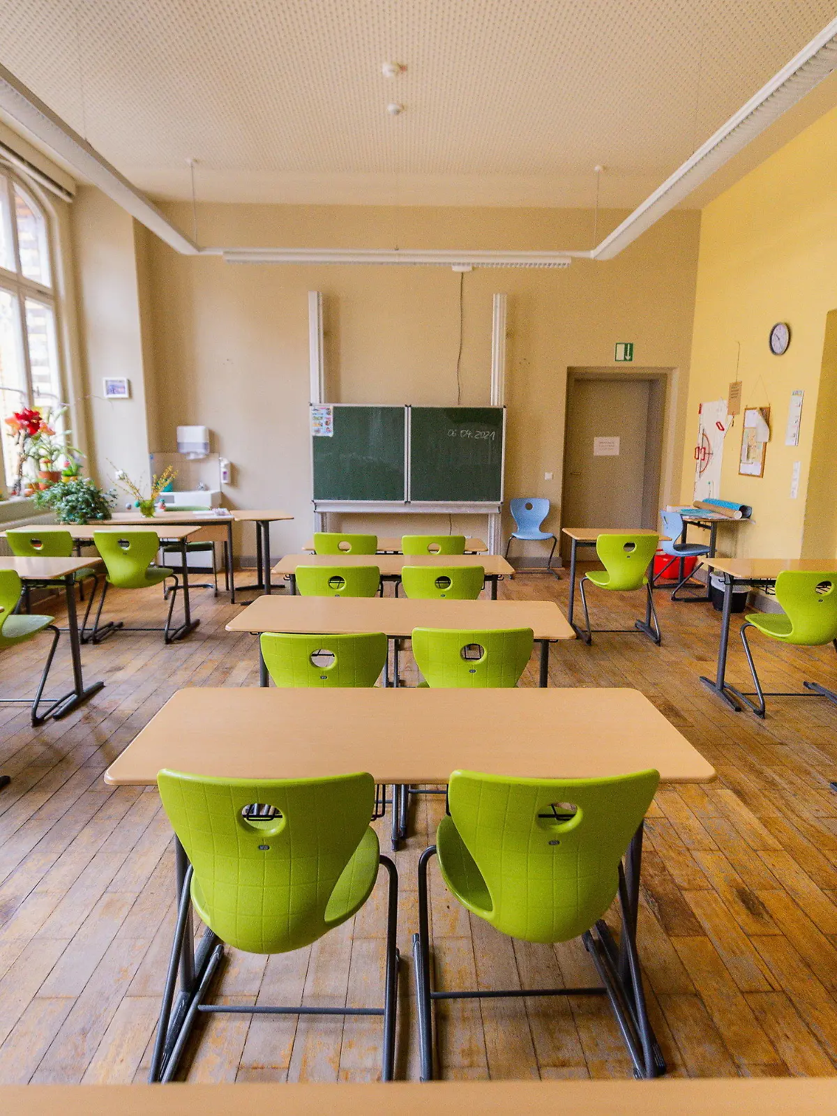 06.04.2021, Sachsen-Anhalt, Halle (Saale): Ein Klassenzimmer im Lyonel-Feininger-Gymnasium ist leer und verwaist. Wegen der hohen Inzidenz in Halle bleiben die Schulen, bis auf vereinzelte Notbetreuungen, geschlossen. Foto: Holger John/dpa-Zentralbild/dpa +++ dpa-Bildfunk +++
