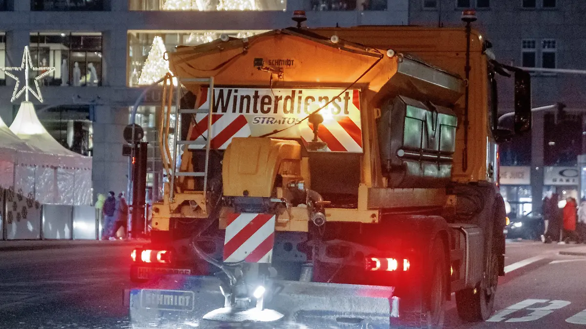 18.12.2022, Hamburg: Ein Streufahrzeug bringt Streugut gegen Glatteis auf dem Hamburger Jungfernstieg aus. Foto: Markus Scholz/dpa +++ dpa-Bildfunk +++